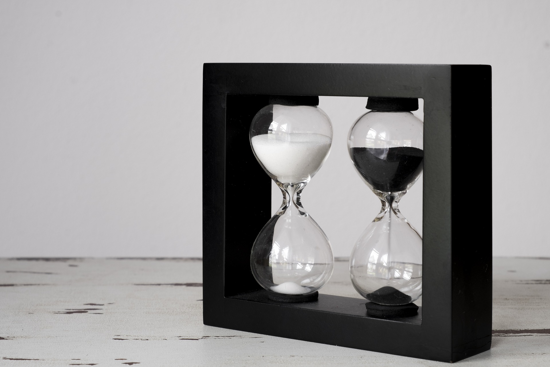 DIY Hourglass by Transparent Glass of Christmas Balls